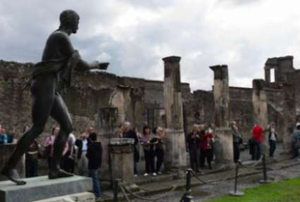 Голландский подросток пытался украсть историческу реликвию из Помпеев ради новенького iPhone