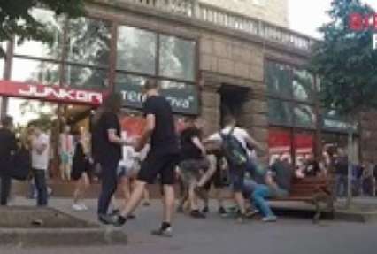 Избили и брызнули газом. В центре Киева проверили реакцию на геев