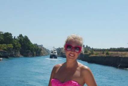 Камалия в бикини отдыхает на роскошной яхте в Греции (фото)