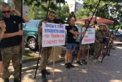 Курьезная взятка в Одессе: милиционер прятал деньги в туалете