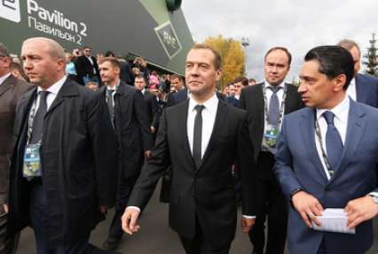 Медведев осмотрел танк 