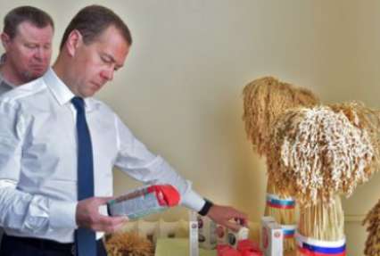 Медведев отрицает слухи о дефиците продуктов в России