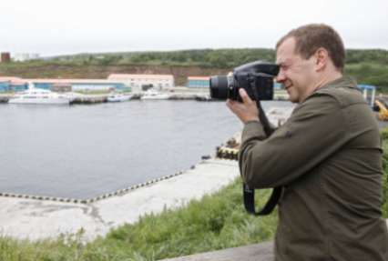 Медведев утвердил права России на участок шельфа Охотского моря