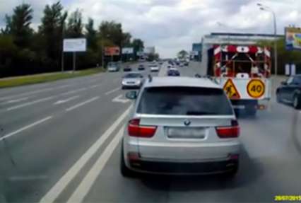 Мешавшего проехать скорой помощи водителя BMW арестовали