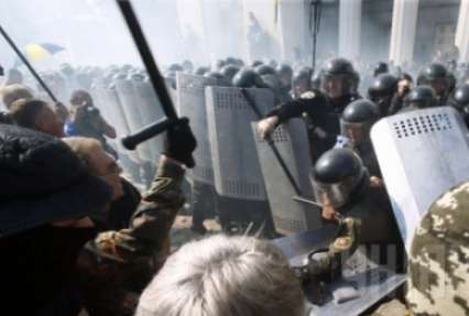Минобороны: Под стенами ВР ранены 112 военнослужащих Нацгвардии и работников милиции
