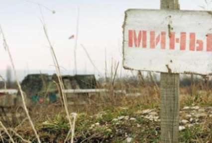 На Донбассе ожидающий очереди на блокпосте мужчина подорвался на мине
