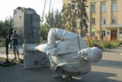 На Херсонщине возле Крыма снесли памятник Ленину