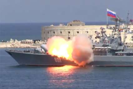 На параде в Севастополе выпущенная с корабля ракета взорвалась сразу после старта