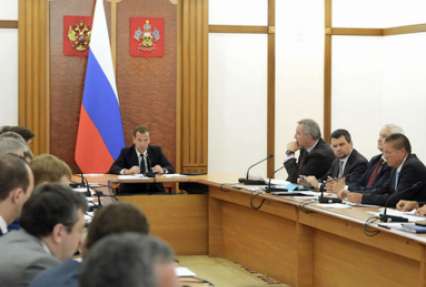 На первом заседании комиссии по импортозамещению Медведев позвал молодежь на заводы и пашни