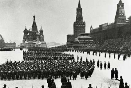 На празднование очередной годовщины исторического военного парада в Москве решили потратить 30 миллионов