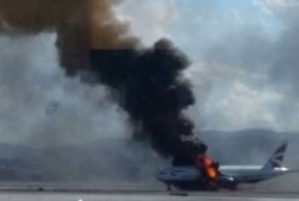 На взлетной полосе в Лас-Вегасе загорелся самолет (фото)