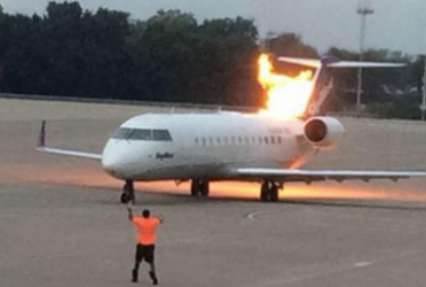 На взлетной полосе в США загорелся самолет