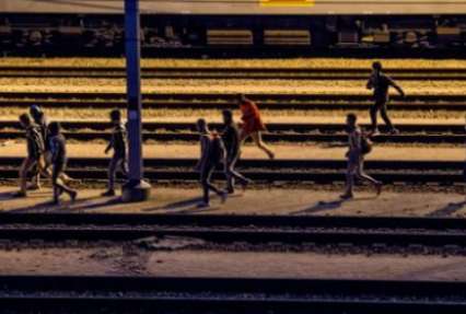 Нелегальные мигранты пытаются прорваться в Британию через Евротоннель (фото)