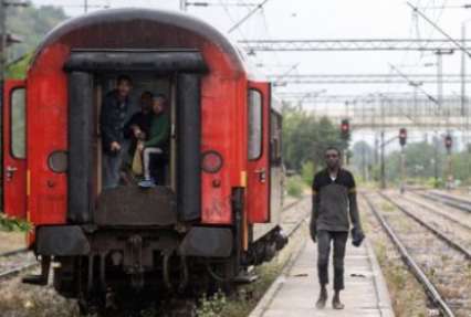 Нелегалы парализовали движение поездов под Ла-Маншем