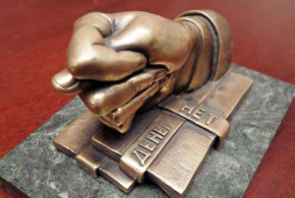 «Они купаются в роскоши за государственный счет»