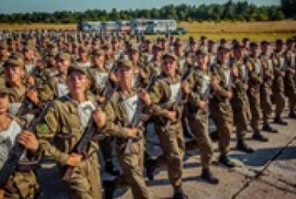 Парад на День независимости: солдат тренируют по шесть часов