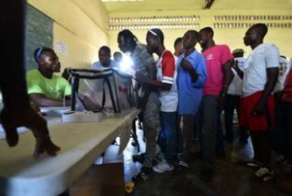Парламентские выборы на Гаити: арестовано более полусотни человек, задержано 16 поджигателей
