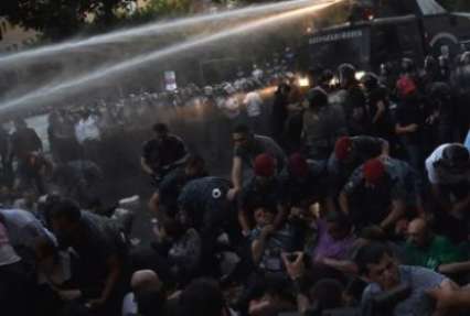 Полицейские разогнали митингующих в центре Ереване