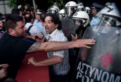 Полиция Афин применила светошумовые гранаты для разгона протестующих