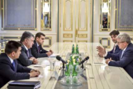 Порошенко обсудил с Чарнецким вопросы поддержки Украины со стороны ЕС и Польши