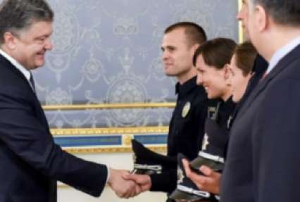 Порошенко подписал закон о полиции (фото)