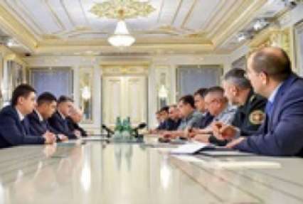 Порошенко пообещал разоружить украинские партии