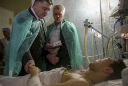 Порошенко во Львове проведал пострадавших милиционеров (фото)