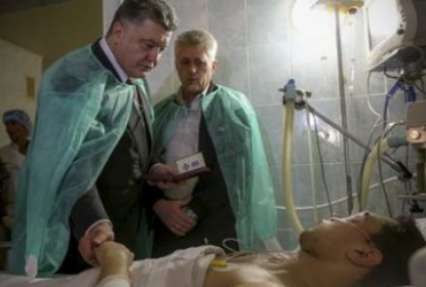 Порошенко вручил госнаграды пострадавшим во время взрывов во Львове милиционерам