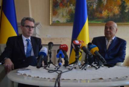 Посол США заявил во время визита на Закарпатье, что считает использование оружия прерогативой правительства
