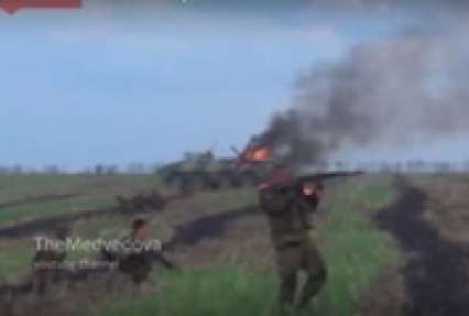 Появилось видео, как украинский танк уничтожил два БТРа сепаратистов