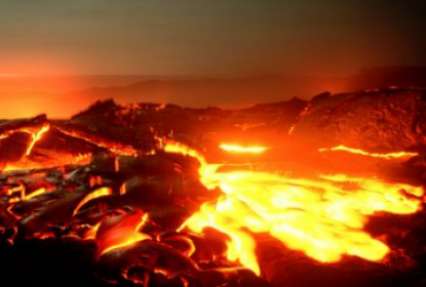 Проснувшийся индонезийский вулкан манит туристов (видео)