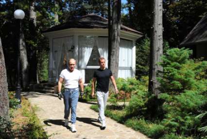 Путин и Медведев после тренировки позавтракали отечественными стейками