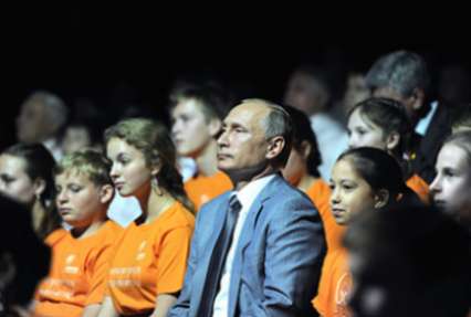 Путин напомнил одаренным детям о временах смуты