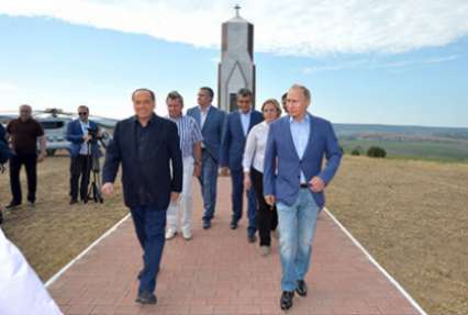 Путин пообещал Берлускони увековечить память итальянских солдат в Крыму