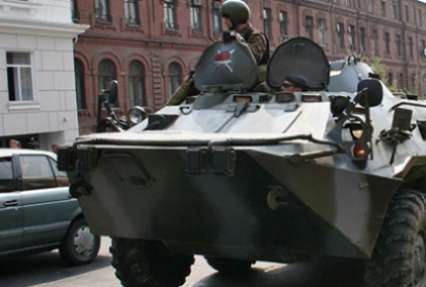 Пьяные военные прокатились на БТР по Чите