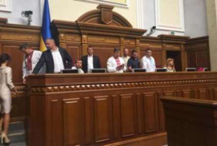 Решающее заседание Рады: как депутаты рассматривают изменения в Конституцию (постоянное обновление) (фото)