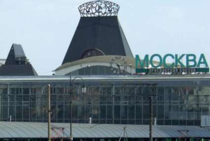 С четырех московских вокзалов эвакуировали людей из-за сообщения о бомбе