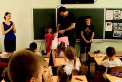 Саакашвили передал девочке балетную пачку от Порошенко