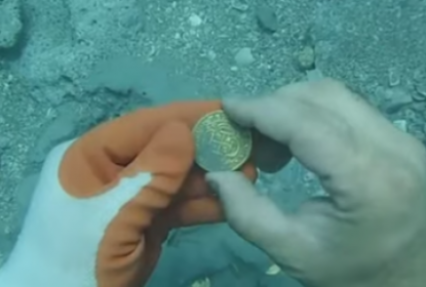 Семья охотников за сокровищами нашла 300-летний клад в миллион долларов (видео)
