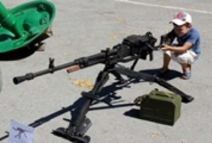 Сепаратисты показали луганским детям свое вооружение