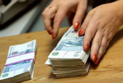 Слабый рубль может вызвать новый виток инфляции в России