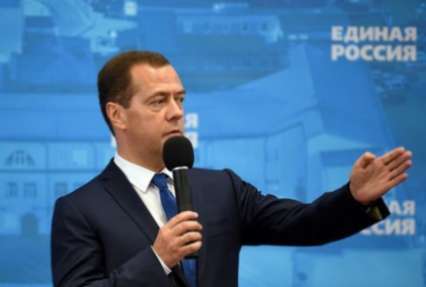 СМИ узнали о решении ЕР поставить Медведева во главе списка на выборах в Думу