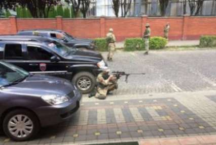 Стрельба в Мукачево: СБУ продолжает поиски, Порошенко созывает Военный кабинет (фото,видео)