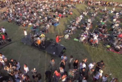 Тысяча музыкантов собрались на одной сцене, чтобы записать самый эпичный кавер