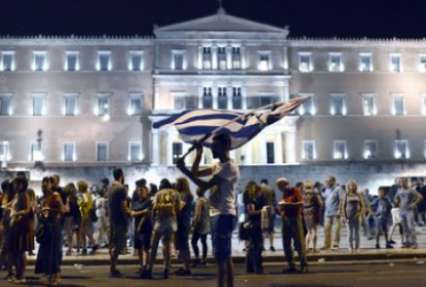 Тысячи греков потребовали на митинге в Афинах отказаться от соглашения с ЕС