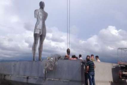 В Батуми разрушили всемирно известную движущуюся статую Али и Нино