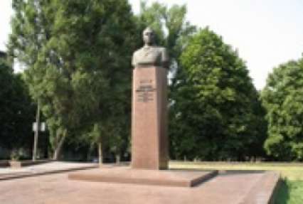 В Днепродзержинске намерены снести памятники Ленину и земляку Брежневу
