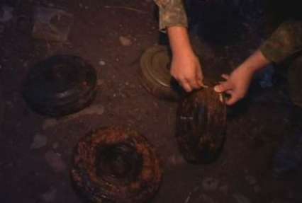 В Днепропетровске на дне реки обнаружили тайник с противотанковыми минами (видео)