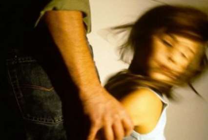 В Днепропетровской области мужчина средь бела дня изнасиловал 7-летнюю девочку