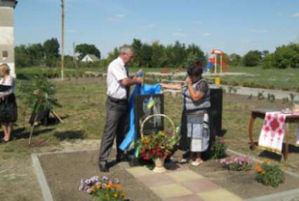 В Днепропетровской области установили памятник молодому бойцу, погибшему в Иловайском котле